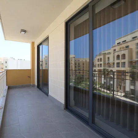 Stylish 3 Bed Partial Seaview Lejlighed *
