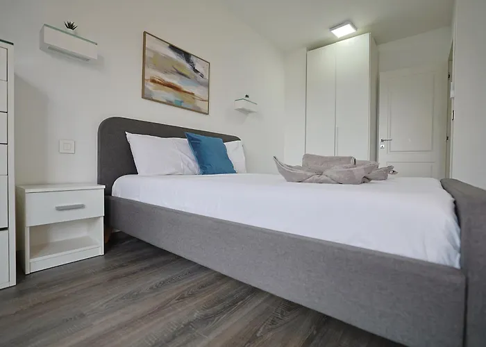 Stylish 3 Bed Partial Seaview