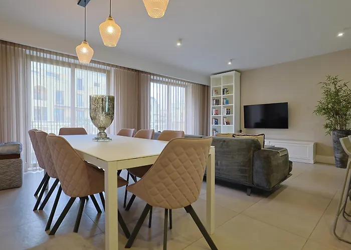 Stylish 3 Bed Partial Seaview Apartment