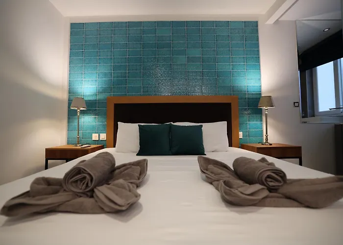 Stylish 3 Bed Partial Seaview Apartment *