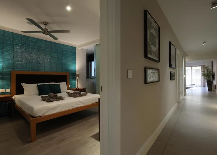 Stylish 3 Bed Partial Seaview Apartment