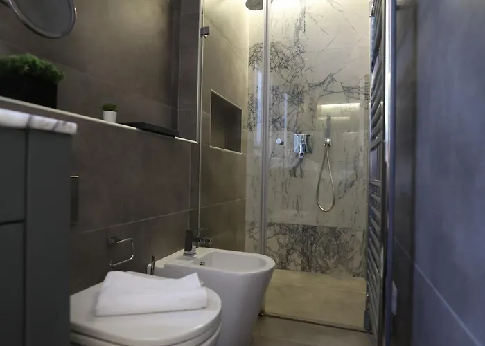 Stylish 3 Bed Partial Seaview Apartment *