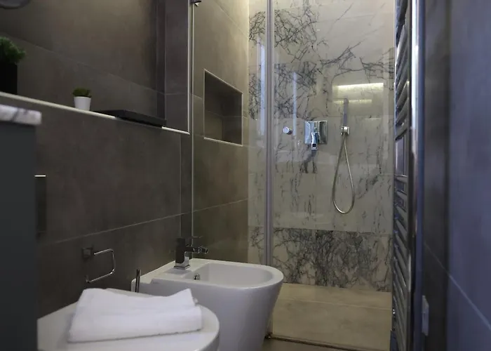 Stylish 3 Bed Partial Seaview Apartment