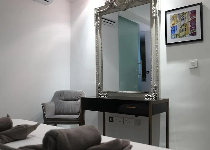 Stylish 3 Bed Partial Seaview Apartment *