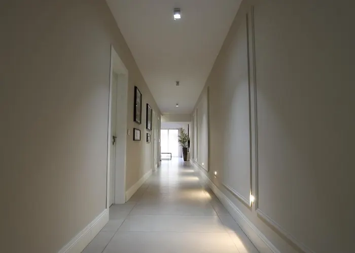 Stylish 3 Bed Partial Seaview Apartment *