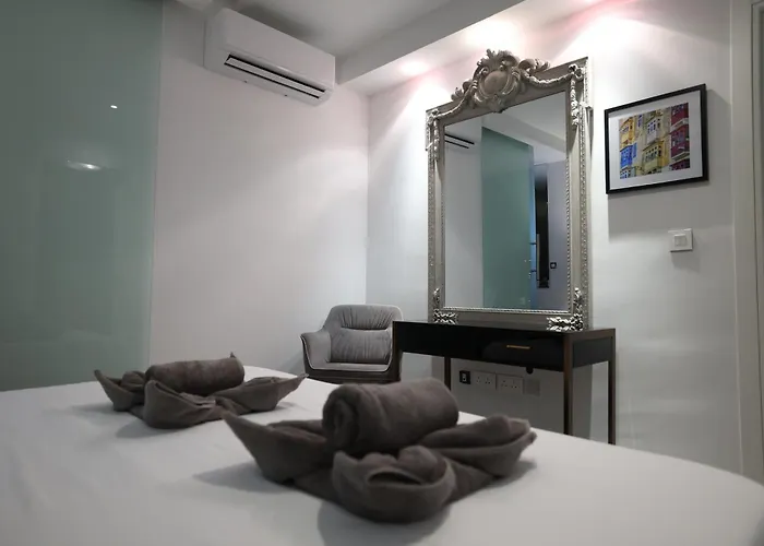 Stylish 3 Bed Partial Seaview Apartment