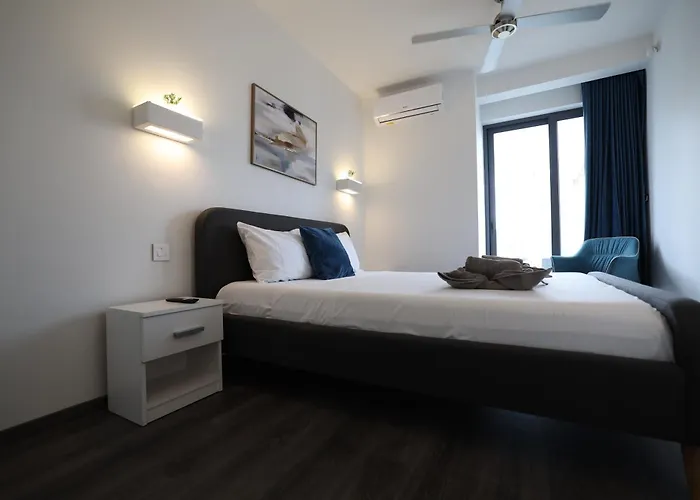 Stylish 3 Bed Partial Seaview Apartment