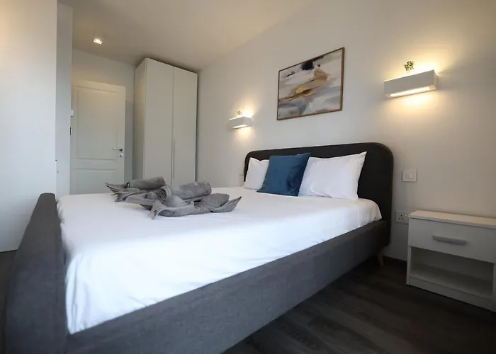 Stylish 3 Bed Partial Seaview Apartment *