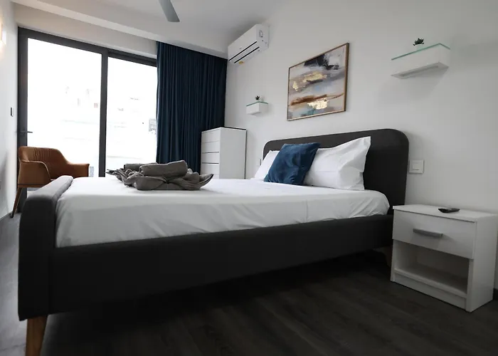 Apartment Stylish 3 Bed Partial Seaview *