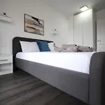 Διαμέρισμα Stylish 3 Bed Partial Seaview