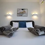 Διαμέρισμα Stylish 3 Bed Partial Seaview *