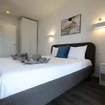 Stylish 3 Bed Partial Seaview Διαμέρισμα *