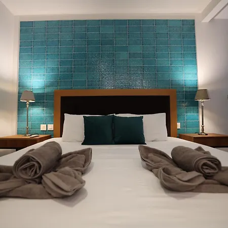 Stylish 3 Bed Partial Seaview Apartment *