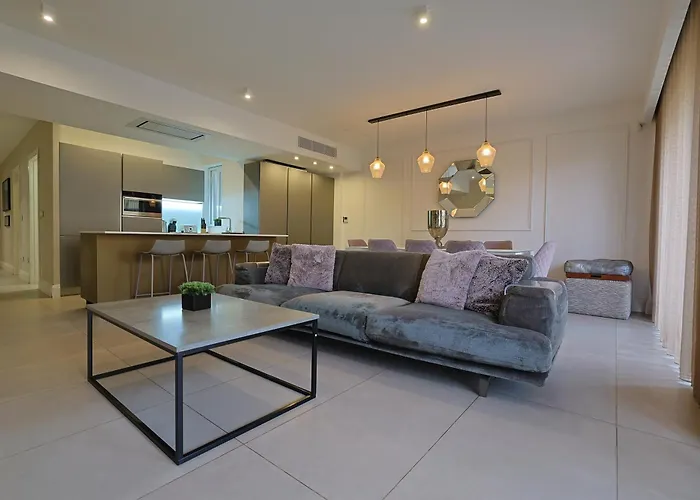 Daire Stylish 3 Bed Partial Seaview