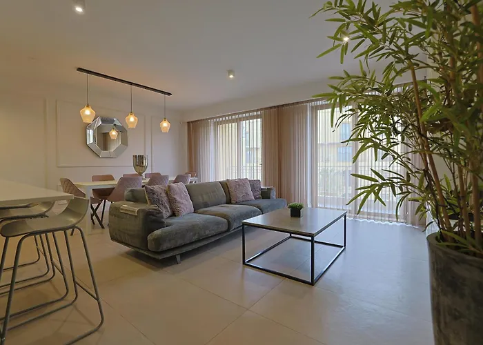 Daire Stylish 3 Bed Partial Seaview *