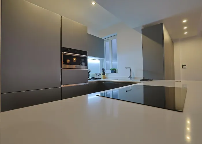 Stylish 3 Bed Partial Seaview Daire