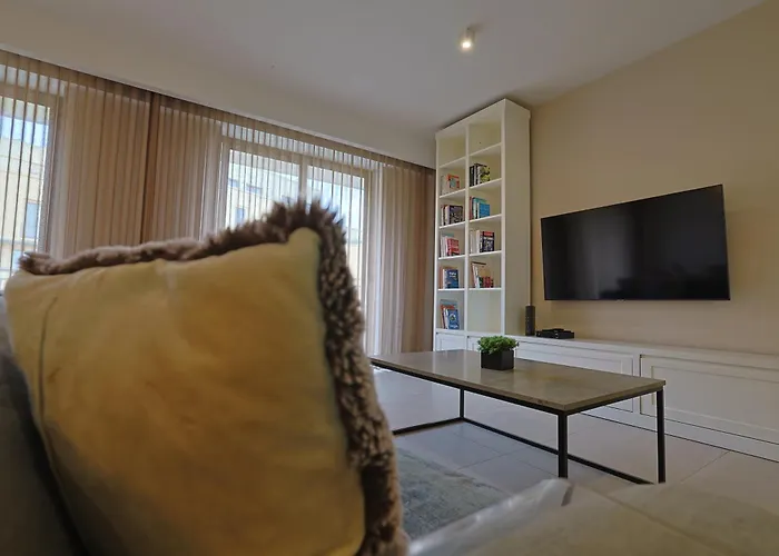 Stylish 3 Bed Partial Seaview *