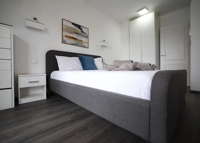 Daire Stylish 3 Bed Partial Seaview