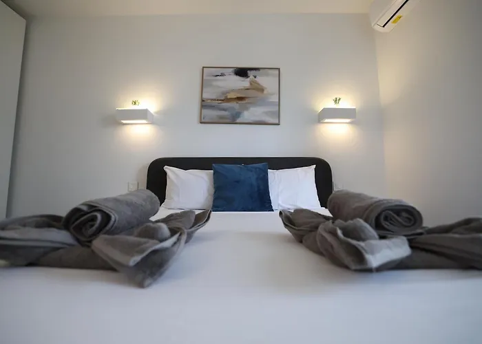 Daire Stylish 3 Bed Partial Seaview *